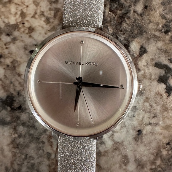 Michael Kors analog watch with glitter band - Picture 7 of 7